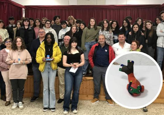 Las tres primeras clasificadas muestran los trabajos ganadores junto a representantes de la Federación de Actividades Subacuáticas, concejales y miembros de la comunidad educativa del IES Bernardino de Escalante.