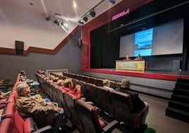 Un momento de la charla informativa ofrecida en la Casa de Cultura de Laredo por el arquitecto municipal, Marco Antonio Pelayo, y el concejal de Obras, Pedro Diego.