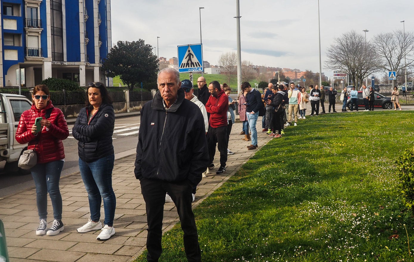 Aficionados de todas las edades se acercaron a El Sardinero.