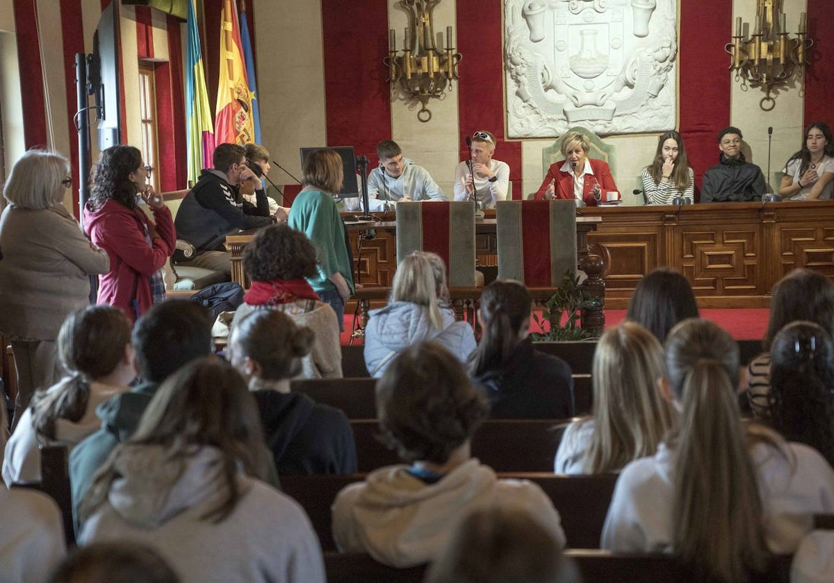 Los estudiantes franceses visitaron el salón de Plenos del Ayuntamiento.