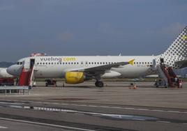 Un avión de la compañía Vueling en el Seve-Ballesteros.