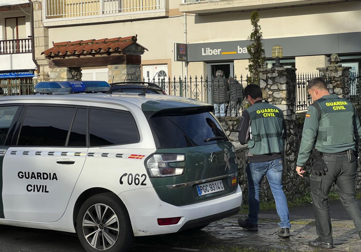 La Guardia Civil inspecciona la sucursal de Unicaja de Roiz, que sufrió un atraco en diciembre del pasado año.