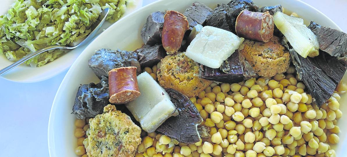 Cocido lebaniego, la berza, los garbanzos y su compango.