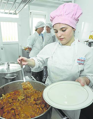 Adriana Renedo emplata el cerdo con orejones y menta fresca.