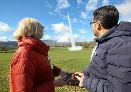 La consejera, Marina Lómbó, y Domigo Escutia, del proyecto Esero, aprietan el botón del lanzamiento.