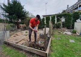 Nacho Gutiérrez prepara su huerta, en Miengo, para comenzar la plantación.