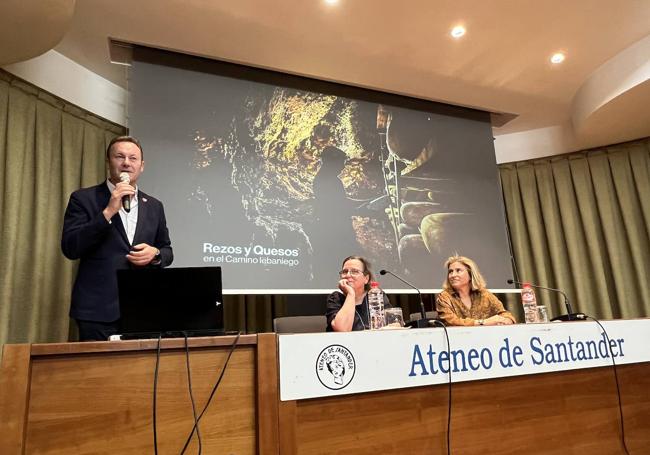 Presentación del libro. Más de doscientas personas asistieron ayer a la presentación de 'Rezos y Quesos en el Camino Lebaniego' en el salón de actos del Ateneo de Santander. No faltaron a la cita la mayoría de los queseros que son los grandes protagonistas del trabajo. El consejero de Desarrollo Rural, Ganadería, Pesca, Alimentación y Medio Ambiente, Guillermo Blanco, respaldo la iniciativa con su presencia y elogió el libro en su intervención antes de que tomasen la palabra sus dos autoras, Ana Arroyo y María Arroyo, que diseccionaron el proceso de elaboración de la monografía. No pudo estar presente el autor de las fotografías, el cántabro Antonio Aragón Renuncio, que tiene su residencia actualmente en Centroamérica.