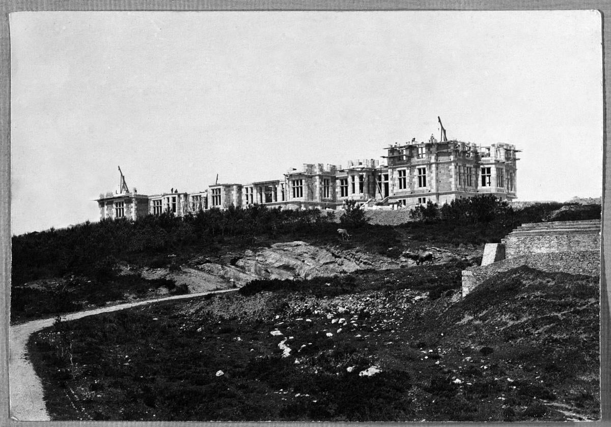 El Palacio de la Magdalena en los inicios de su construcción, en una imagen fechada en 1910.