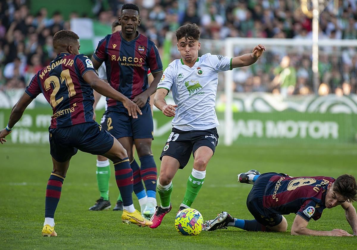 Yeray trata de superar a Musonda Jr. y a Pepelu.