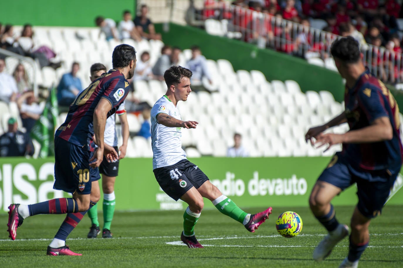 La lesión de Jordi Mboula, que no regresará al menos hasta finales de abril o principios de mayo, abrió el paso a la titularidad al rayista Yeray Cabanzón.