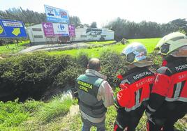 Bomberos de Santander y Guardia Civil, ayer, junto al arroyo Otero donde se produjo el vertido.