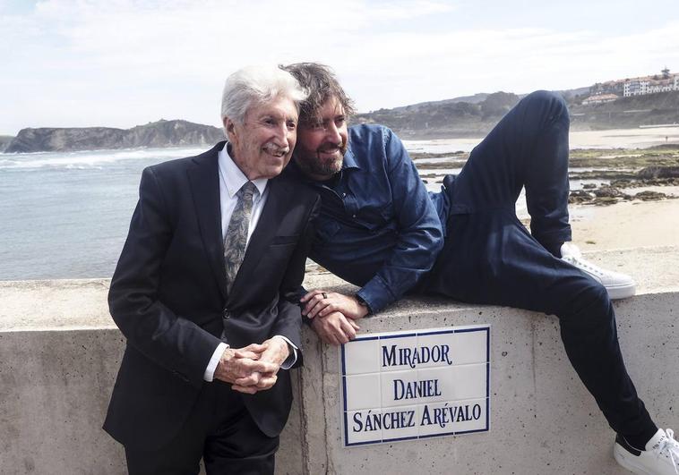 José Ramón Sánchez y Daniel Sánchez Arévalo, padre e hijo, junto a la placa ubicada en el puerto