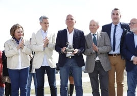 Los alcaldes de las Villas Marineras acompañado por el vicepresidente Regional le entregaron el premio a Juan Ramón Lucas.