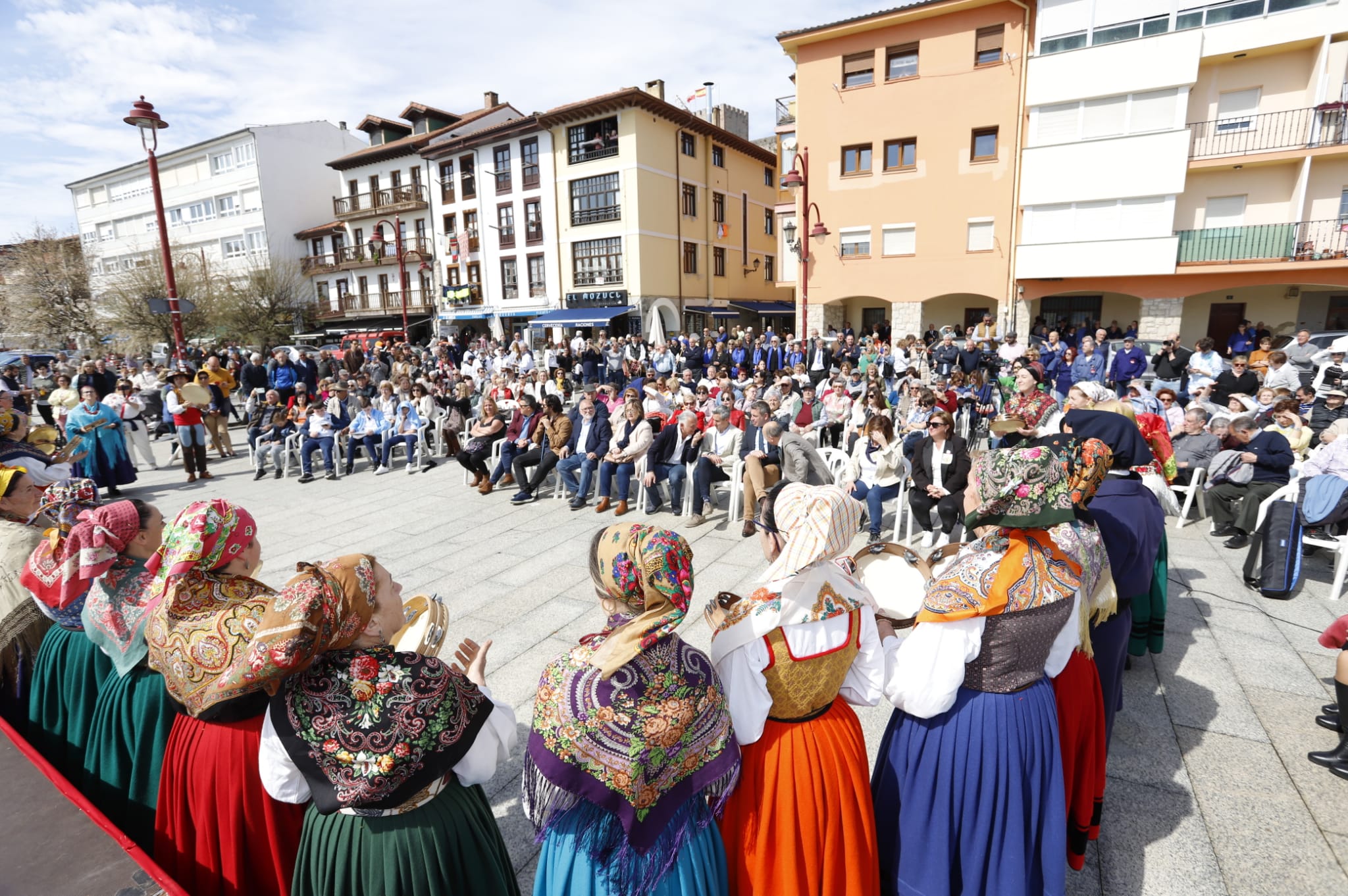 Numeroso público siguió las actuaciones ofrecidas por los grupos que participaron en el Día de Villas Marineras