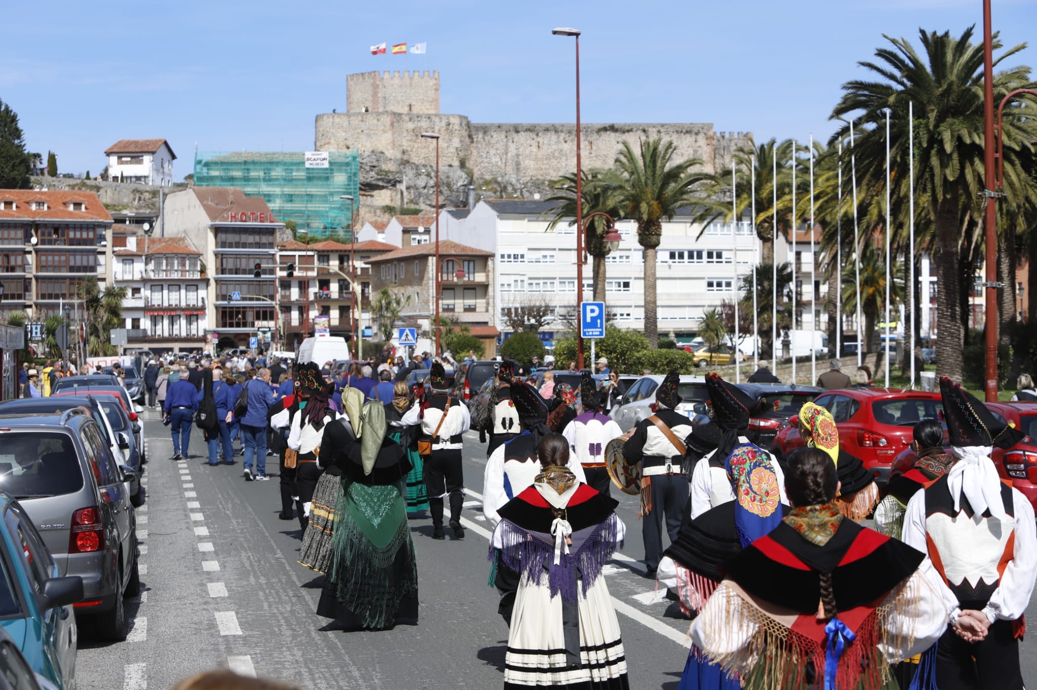 Un animado pasacalles recorrió las principales calles de San Vicente de la Barquera