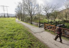 Un vecino camina junto a los terrenos afectados por el proyecto, entre el río Besaya y el arroyo Campuzano.