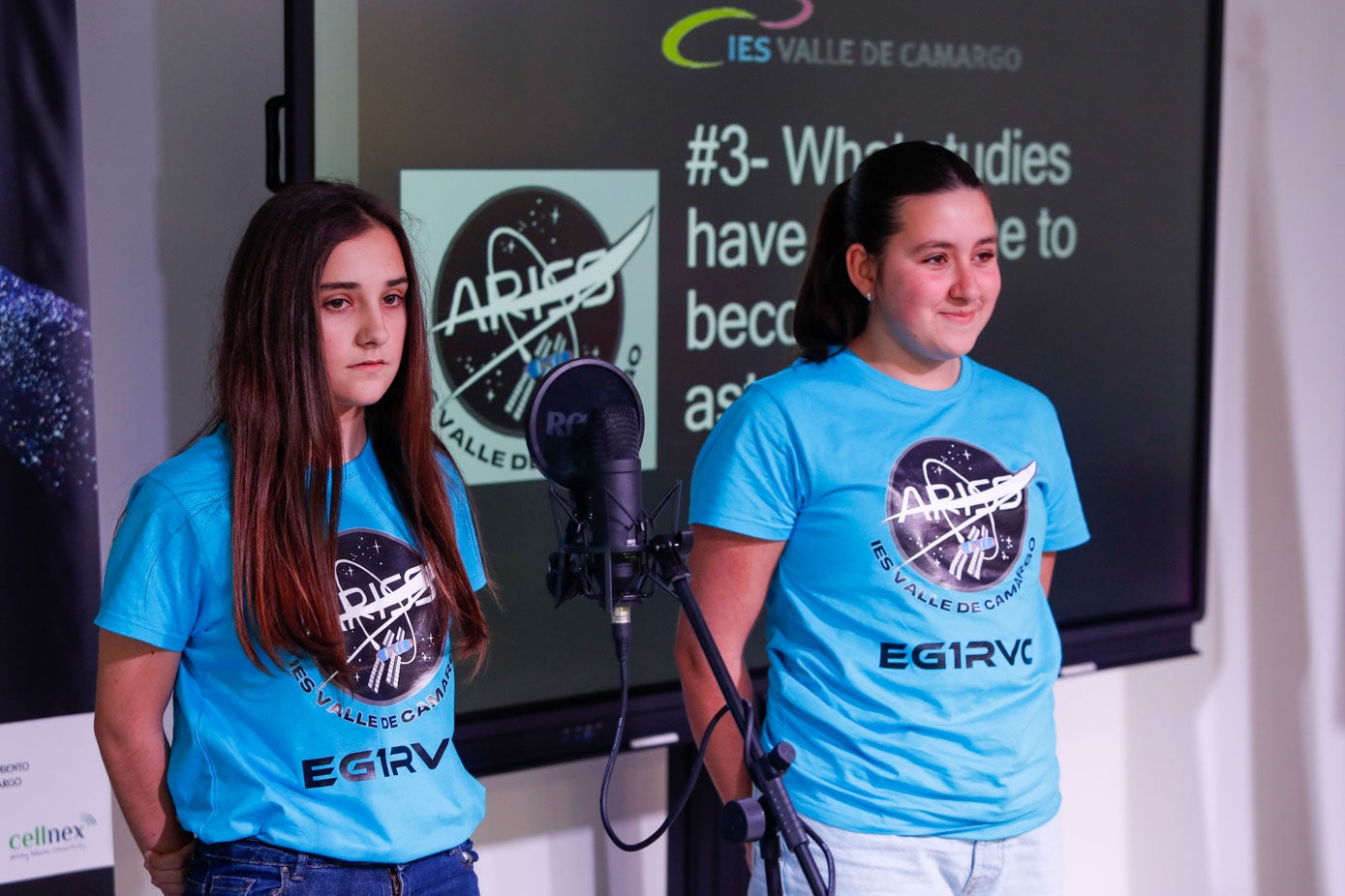 Dos alumnas esperan su turno para formular sus dos preguntas al astronauta. 