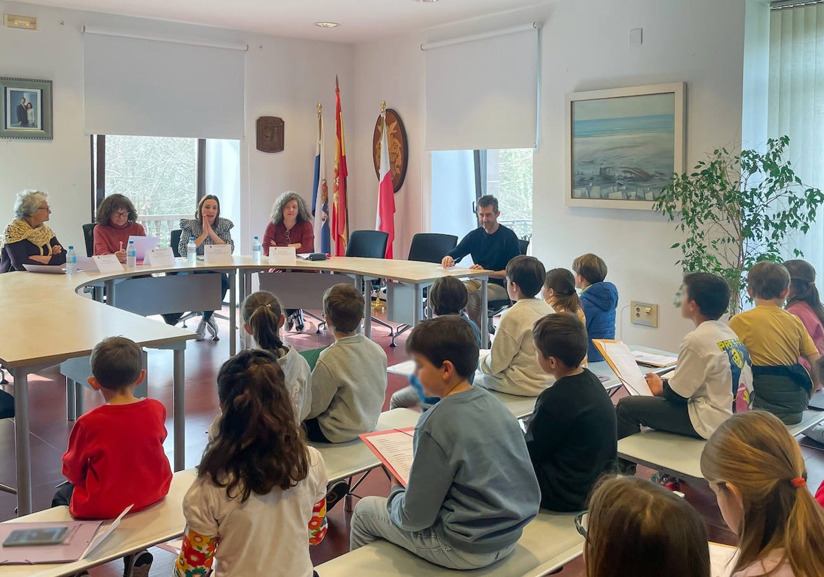 Los niños y niñas de Comillas celebran el V pleno del Consejo de Infancia y la Adolescencia, acompañados de los políticos.