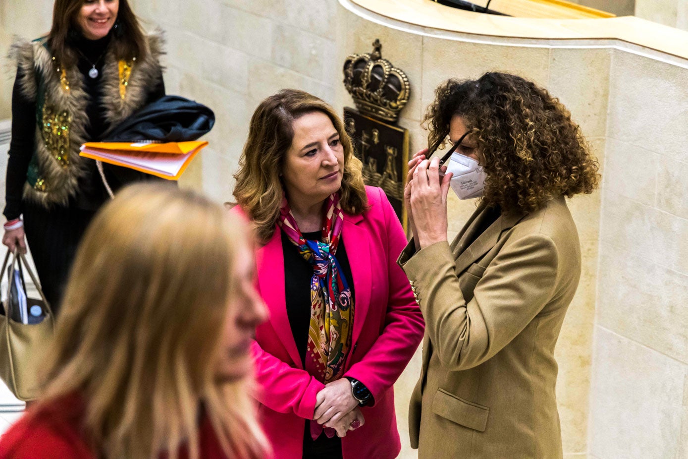 Yolanda Algorri y Paz de la Cuesta (PSOE), dos de las que se despidieron de la Cámara.