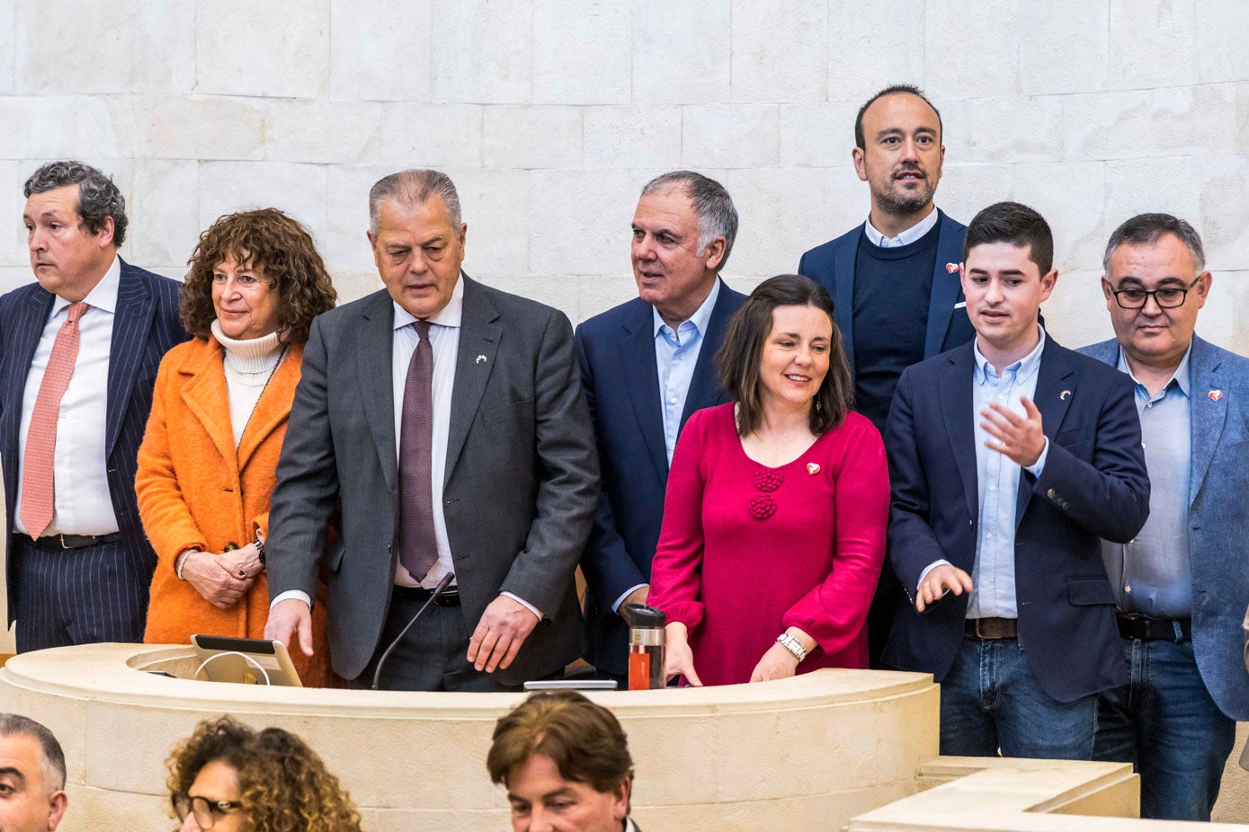 Los diputados, antes de iniciar la sesión, posaron mezclados para una foto.