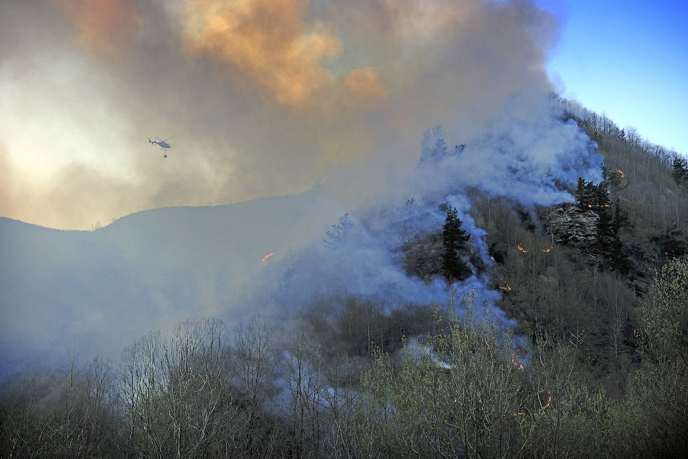 El helicóptero intervino para tratar de sofocar el incendio.