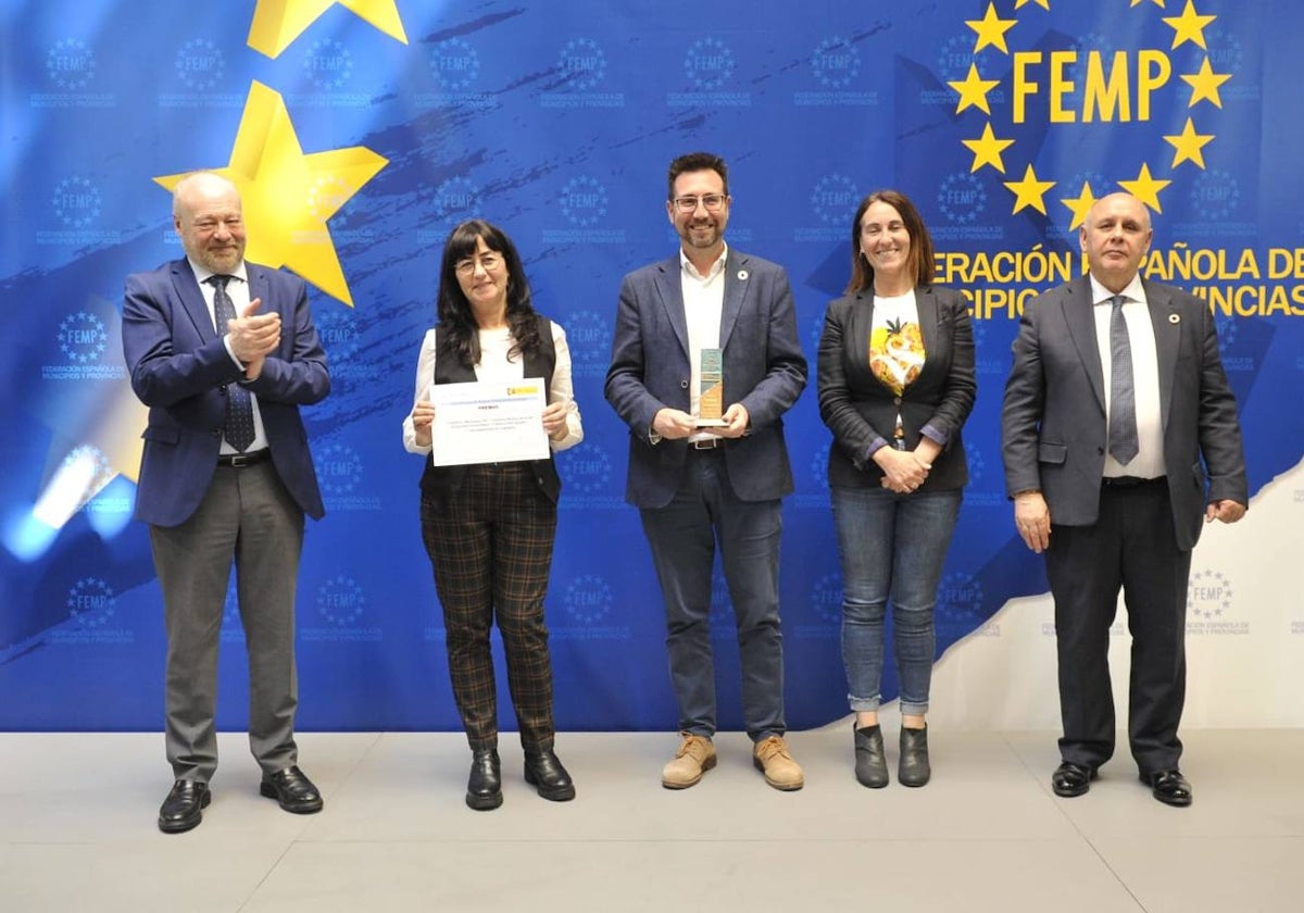 La concejal de Educación, Yolanda Arce, el alcalde, Javier Incera, y la dinamizadora Marta López en la recogida del premio en la sede de la Federación Española de Municipios y Provincias.