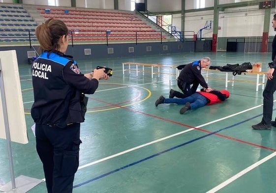 Formación práctica de los agentes de la Policía de Los Corrales.