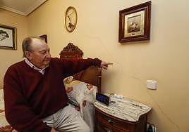 Un vecino de un edificio ubicado justo detrás del banco señala las grietas que han aparecido en su casa.