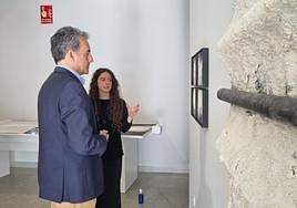 Francisco Martín y María Villacorta durante una visita a la exposición abierta ayer al público.