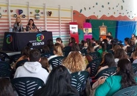 El colegio Buenaventura González acogió el encuentro entre clubes de lectura.