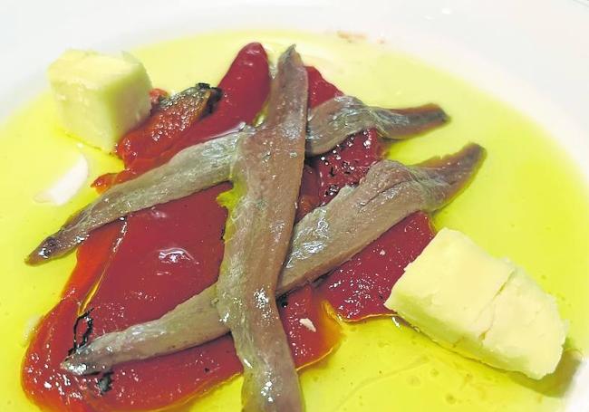 Pimientos asados, anchoas de Santoña y queso de La Jarradilla.