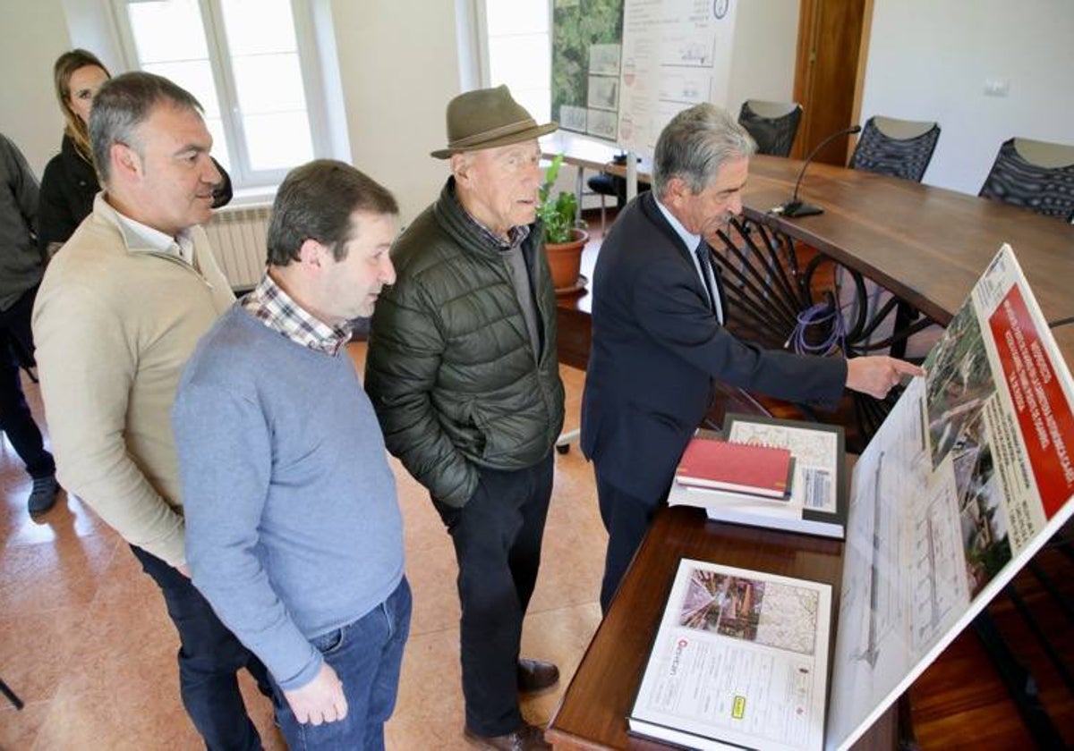 El presidente de Cantabria, Miguel Ángel Revilla, observa el detalle de las actuaciones a ejecutar en Ruesga.