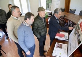 El presidente de Cantabria, Miguel Ángel Revilla, observa el detalle de las actuaciones a ejecutar en Ruesga.