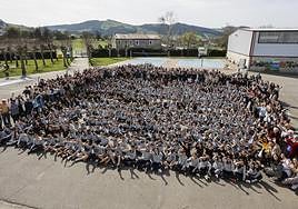 Varias generaciones de la comunidad educativa de los Sagrados Corazones participaron en el encuentro.