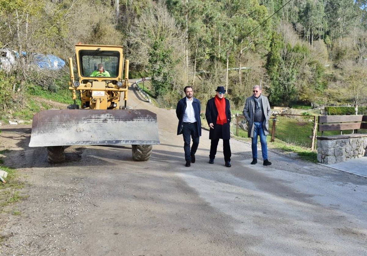 Visita del alcalde y el responsable de Solvay a la carretera.