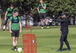 José Alberto da instrucciones a sus futbolistas en la sesión del martes en La Albericia.