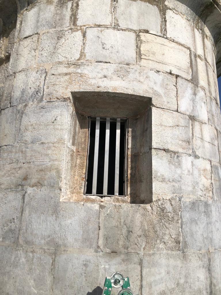 La ventana de la torre también se ha protegido con una verja metálica.