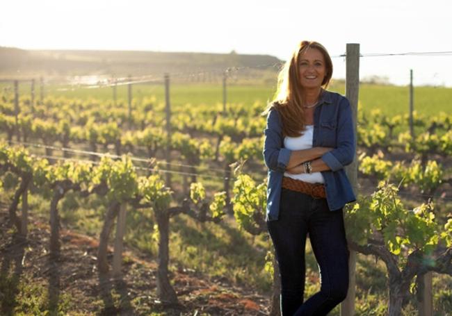 Laura Muga en los viñedos de La Rioja que le inspiraron para crear su firma Uvas Frescas.