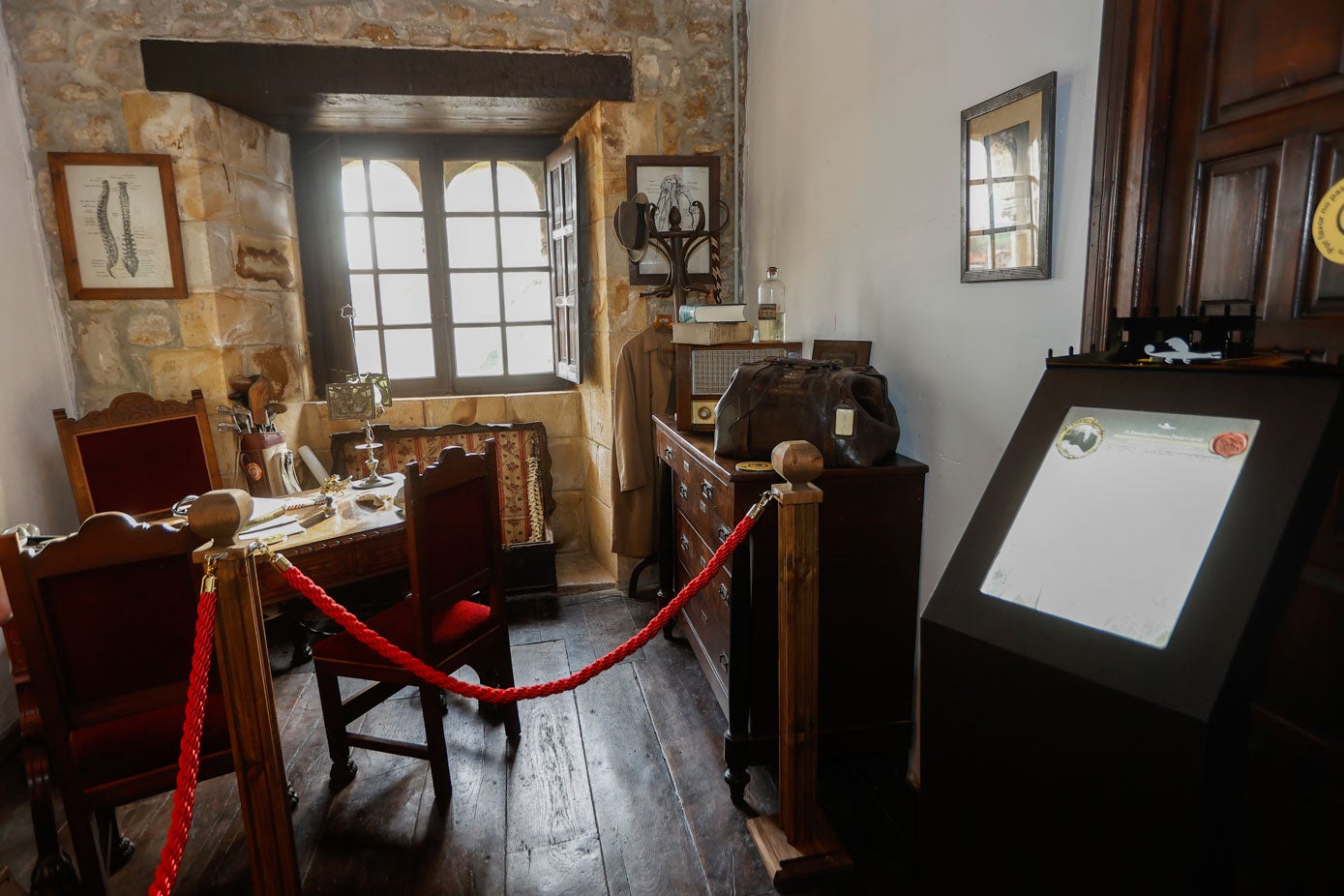 En una de las habitaciones del Palacio se conserva el despacho que el doctor Francisco Guerra utilizaba durante sus estancias en Santillana del Mar.