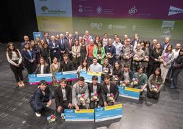 Foto de familia de los finalistas, tutores, mentores y organizadores de la décima edición del programa de fomento del emprendimiento de El Diario Montañés.