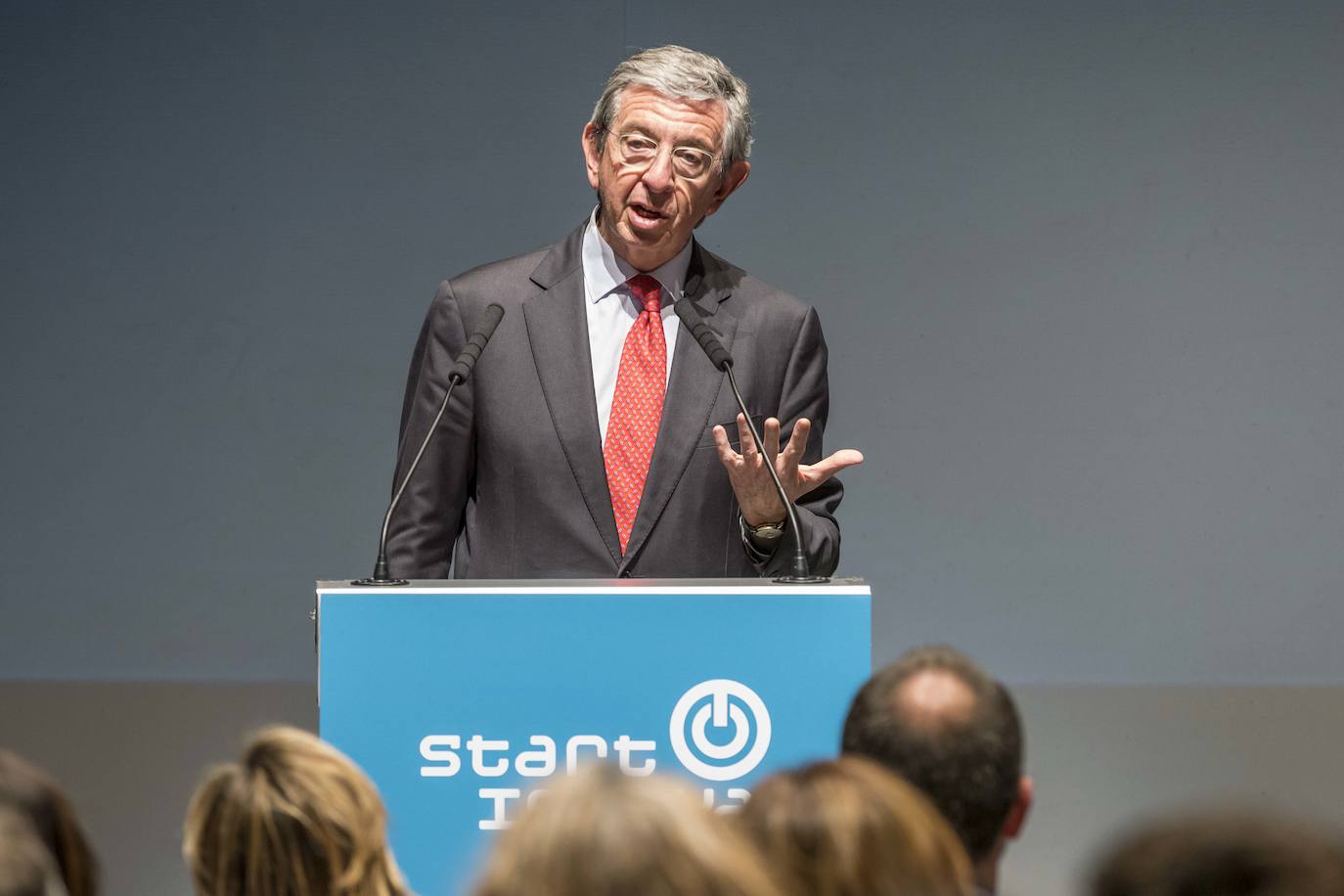 Luis Revenga, presidente de Editorial Cantabria, fue el encargado de despedir la gala