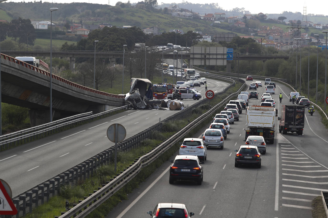 Mientras el tráfico en sentido Torrelavega se restableció rápidamente, los carriles en sentido Santander quedaron cortados por la carga del camión, que transportaba bobinas de papel.