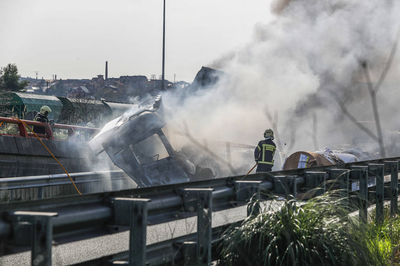 Los bombertos tuvieron que emplearse a fondo para apagaar las llamas que devoraron la cabina del vehículo.