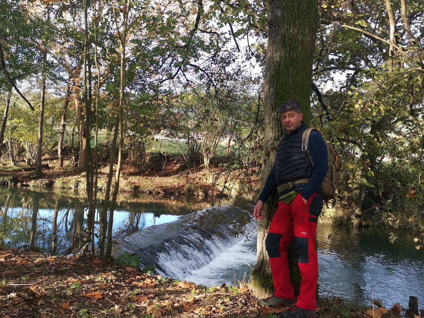 Río con pequeña cascada durante la ruta.