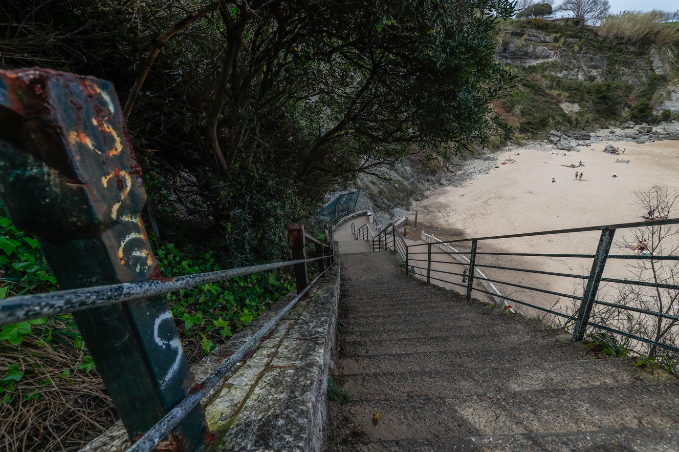 Falta el pasamanos en uno de los tramos del acceso a Mataleñas. 