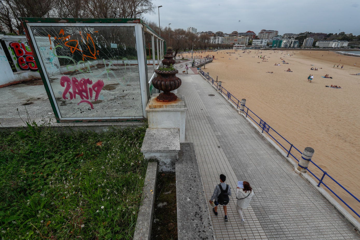 La terraza del chiringuito Rema, cada vez más deteriorada, como todo el edificio.