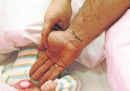 Las inscripciones de bebés de gestación subrogada superan ya a las adopciones internacionales en España.