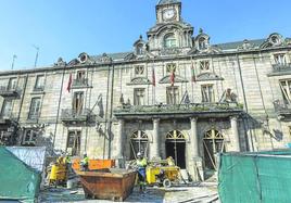 Operarios de la adjudicataria despejan la zona tras finalizar los trabajos de consolidación, ayer, frente al Palacio municipal.