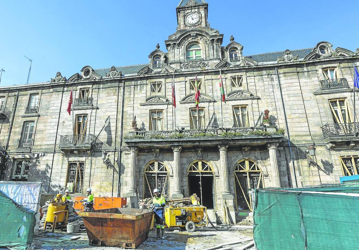 Operarios de la adjudicataria despejan la zona tras finalizar los trabajos de consolidación, ayer, frente al Palacio municipal.