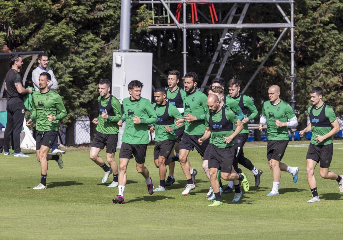 Los jugadores del Racing, con Pol Moreno al frente, sobre el césped del campo Santi Gutiérrez Calle, en La Albericia.